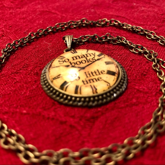 “So many books, so little time” necklace - Picture 2 of 5